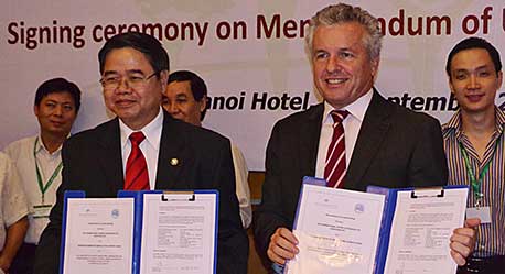 Dr Nguyen Van Bo & Dr Tony Simons at signing of MOU